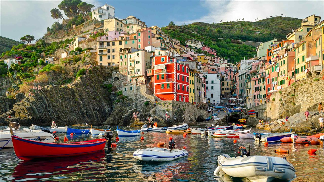 Blick vom Meer auf die bunten Häuser von Riomaggiore